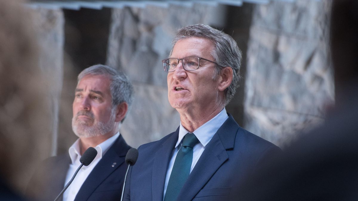 El líder del PP, Alberto Núñez Feijóo, durante una visita a Canarias el pasado verano junto al presidente regional, Fernando Clavijo.