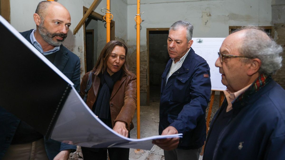 El alcalde de Sevilla, José Luis Sanz, ha visitado la Casa de Cernuda junto a familiares del poeta.