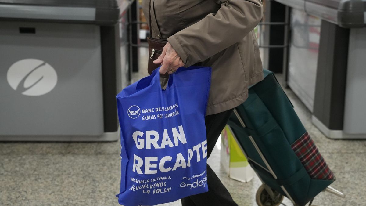 Voluntarios durante el inicio de la campaña del Gran Recapte d’aliments, en Barcelona.