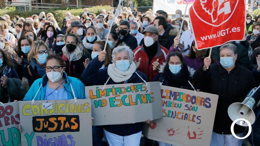 Las limpiadoras en lucha por un convenio entregan casi 10.000 firmas a Salud para que medie en la negociación