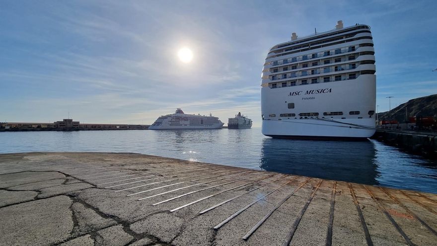 Miles de turistas arriban a La Palma con la primera escala del imponente buque ‘MSC Musica’ y los atraques de  ‘Queen Victoria’ y ‘Europa 2’