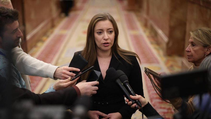 La portavoz del PP en el Congreso, Ester Muñoz, atiende a los medios en los pasillos de la cámara.