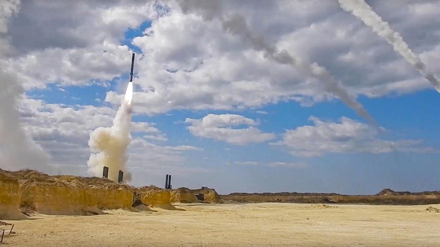 Imagen captada de un video distribuido por el ministerio de Defensa ruso, del lanzamiento de un misil contra instalaciones militares de Ucrania desde una posición no revelada en Crimea.