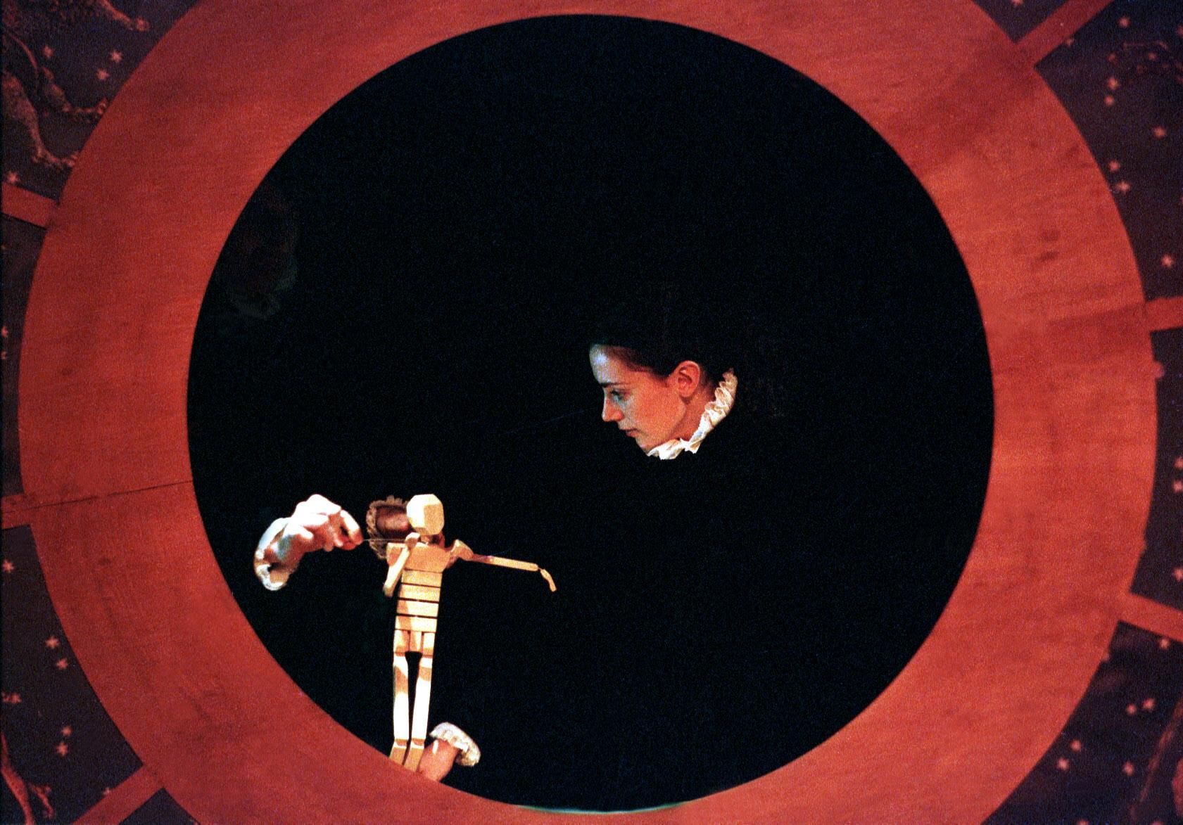 La actriz Elena Rayos, durante la interpretación de 'Auto de los cuatro tiempos', de Gil Vicente, dirigida por Ana Zamora y puesta en escena por la compañía Nao d´Amores Teatro, dentro de la XXVII edición del Festival Internacional de Teatro Clásico de Almagro, en 2004