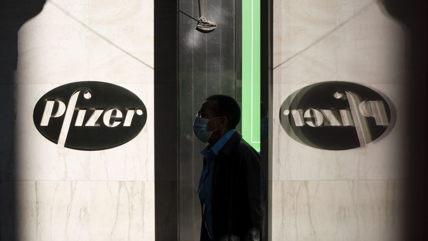 Un hombre pasa delante de la sede de la compañia Pfizer en New York (Estados Unidos/A) EFE/EPA/JUSTIN LANE/Archivo