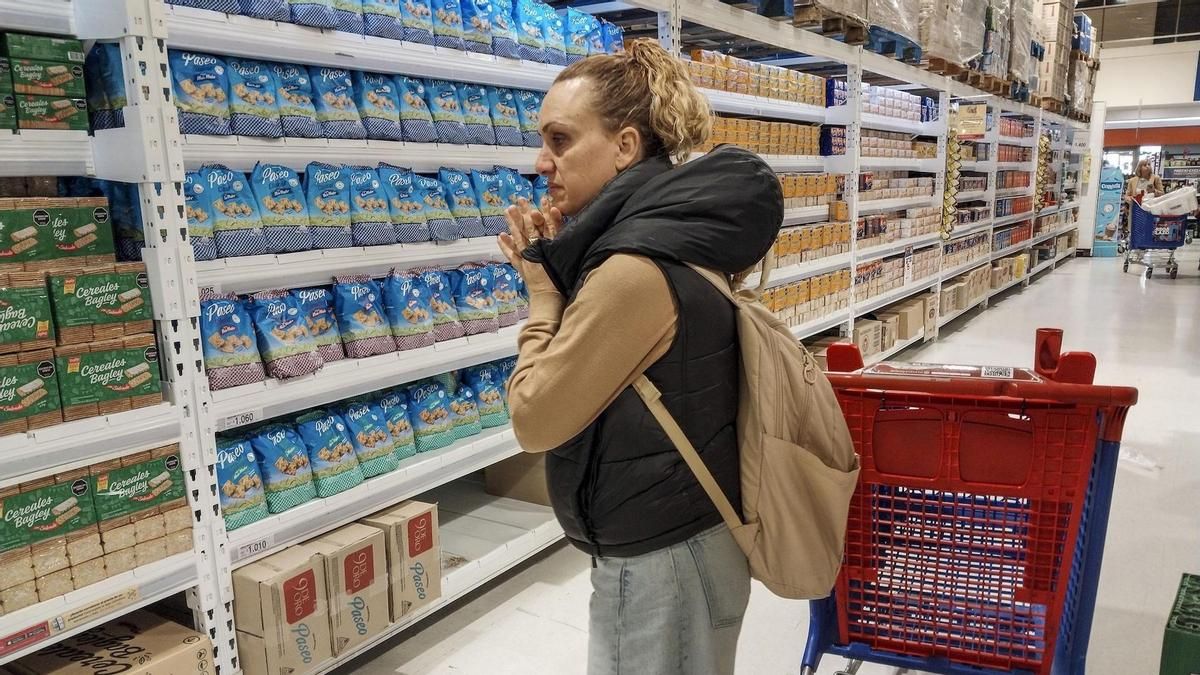 Tener ingresos no alcanza: crece la pobreza que se mide en comida, vivienda, salud y transporte