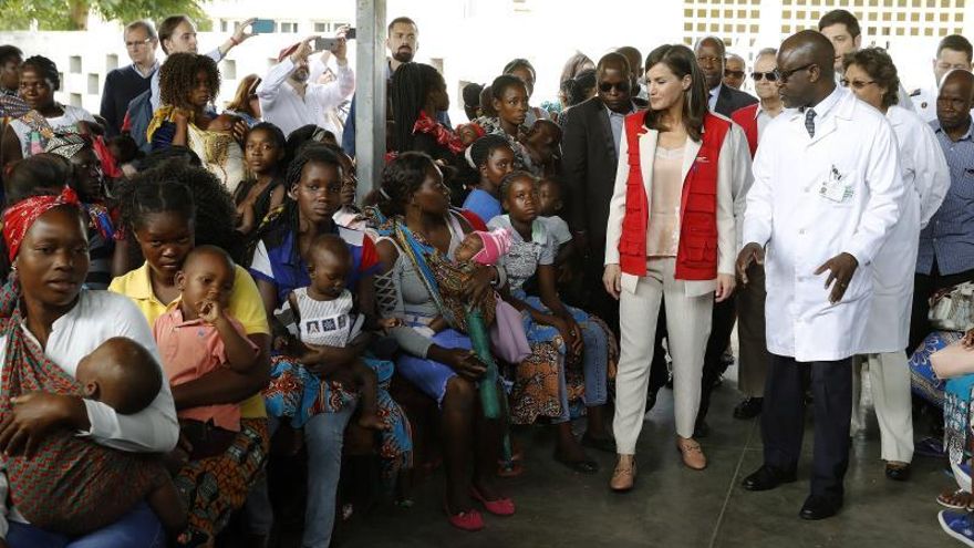La reina Letizia visita centro contra la malaria impulsado por España