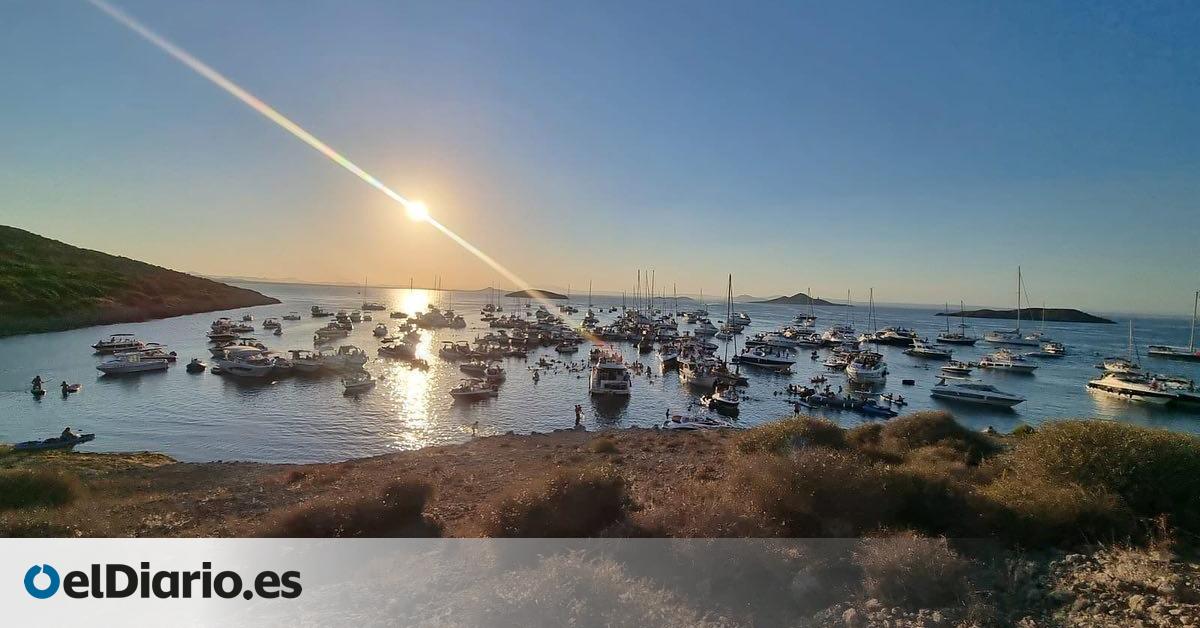 El entorno protegido del Mar Menor, convertido en un macrobotellón los fines de semana: “Fondean mal y tiran basuras”