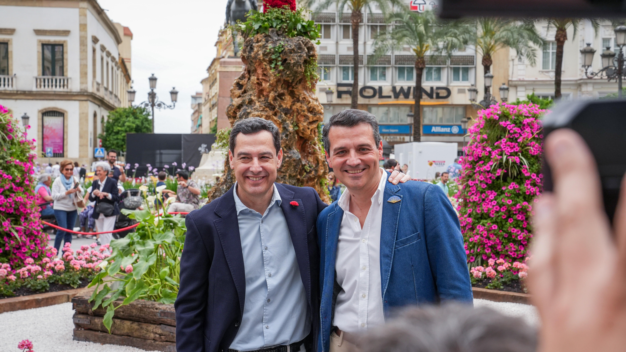 Juanma Moreno visita las Cruces de Mayo