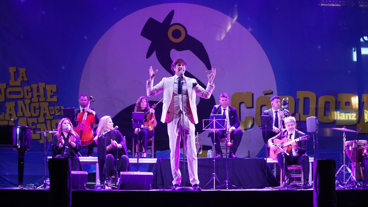 Manuel Lombo abrió la 17ª edición de La Noche Blanca en una abarrotada plaza de Las Tendillas