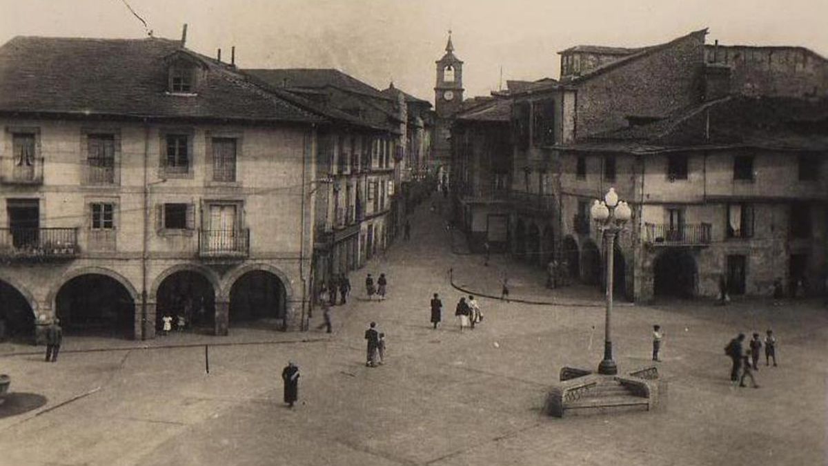 Ponferrada. Plaza de la Encina y calle de Isidoro Rueda.
