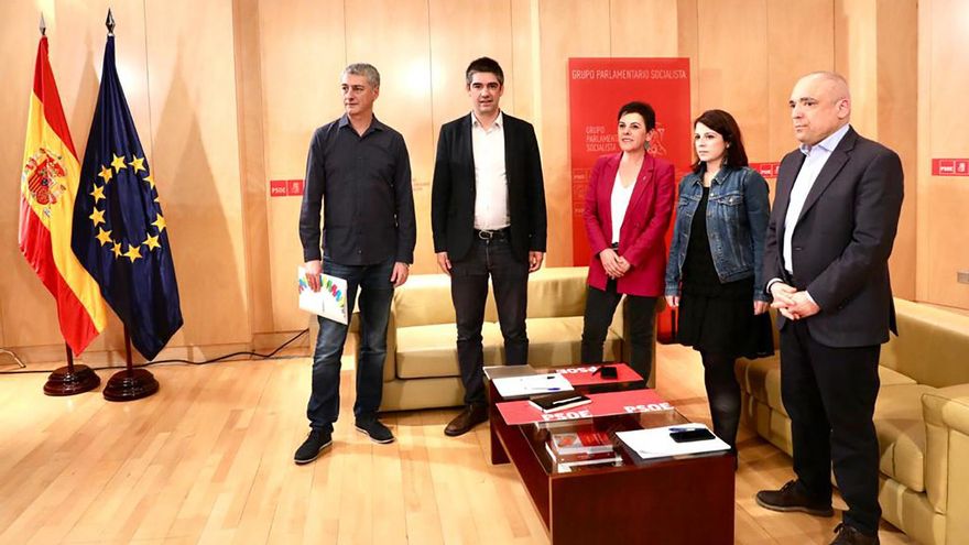 Archivo - Las portavoces del PSOE y de EH Bildu en el Congreso, Mertxe Aizpurua y Adriana Lastra, en una reunión en diciembre de 2019 para hablar de la investidura de Pedro Sánchez como presidente del Gobierno.