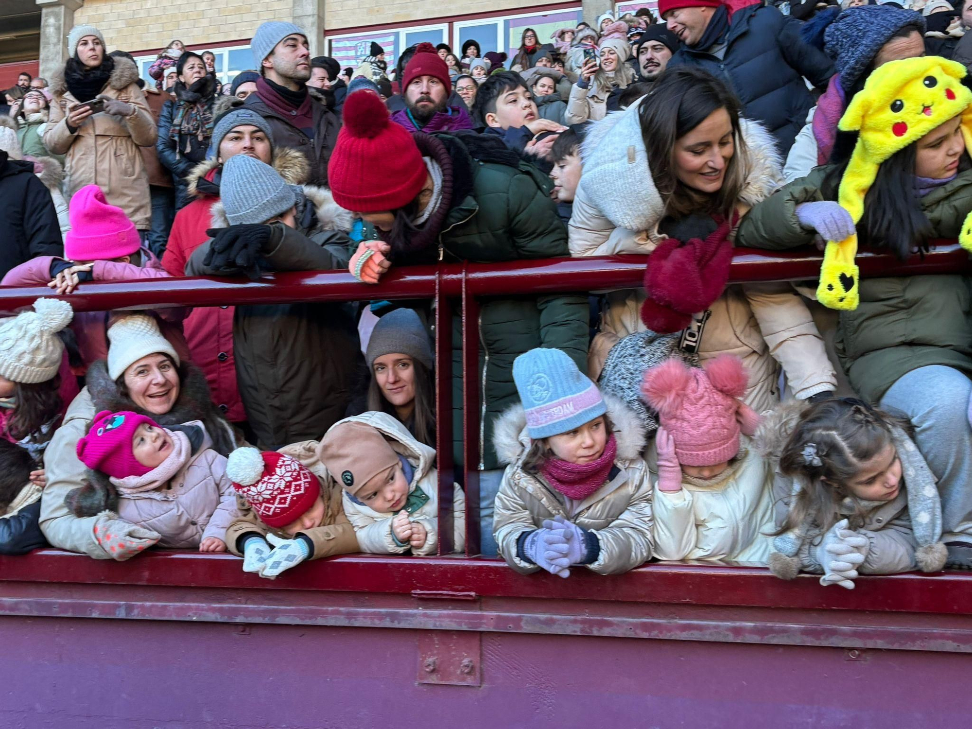 Los Reyes Magos ya están en Logroño: así ha sido el aterrizaje en helicóptero en Las Gaunas