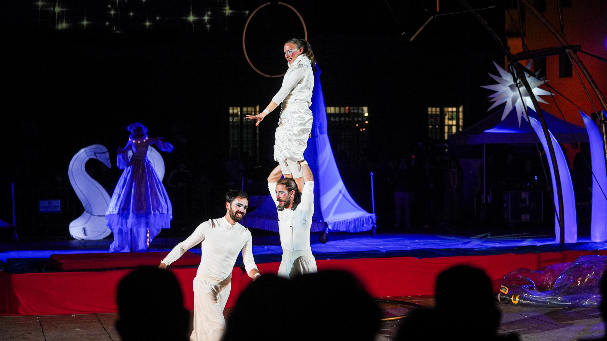 Espectáculo de acrobacias en la Corredera