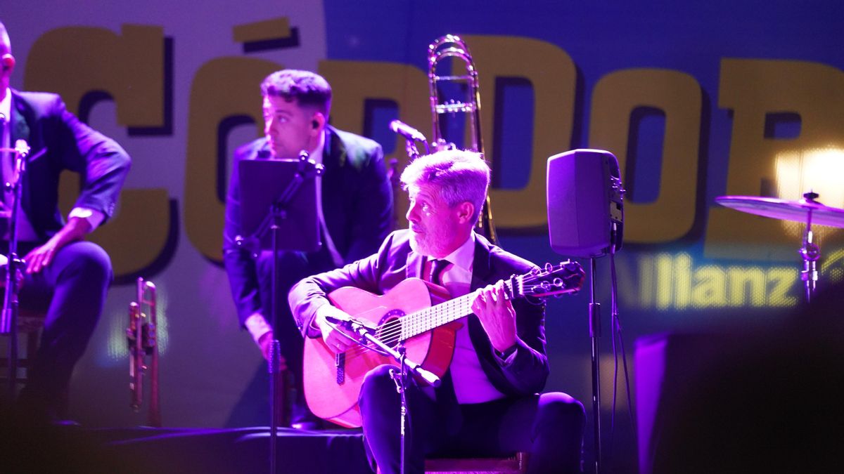 Manuel Lombo abrió la 17ª edición de La Noche Blanca en una abarrotada plaza de Las Tendillas