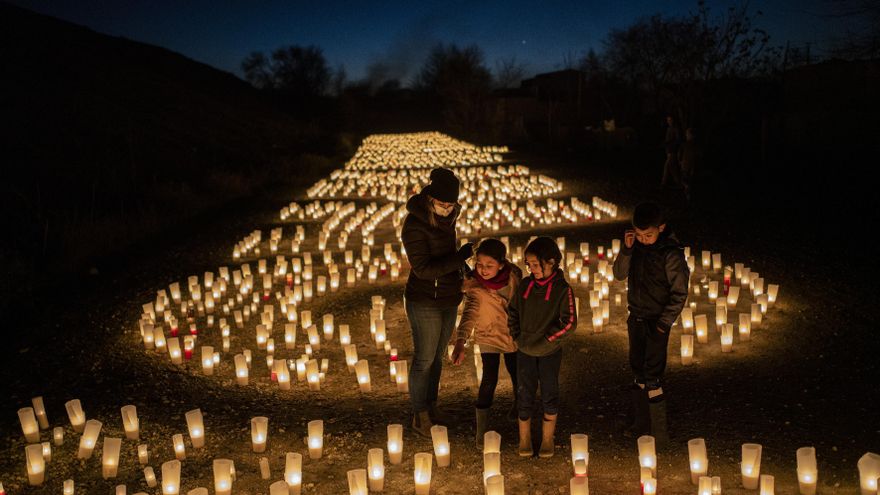 Niños colocando velas para protestar por el corte de suministro en la Cañada Real