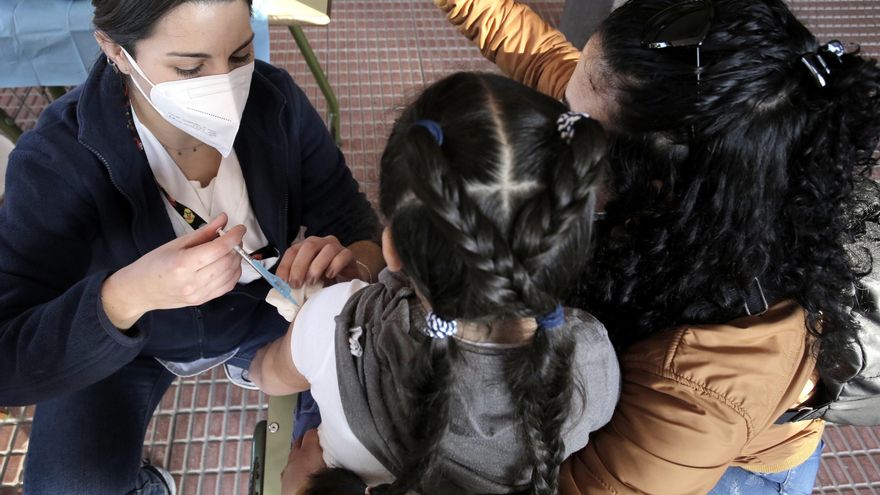 Un momento del proceso de vacunación en el Ceip Lucentum de Alicante.