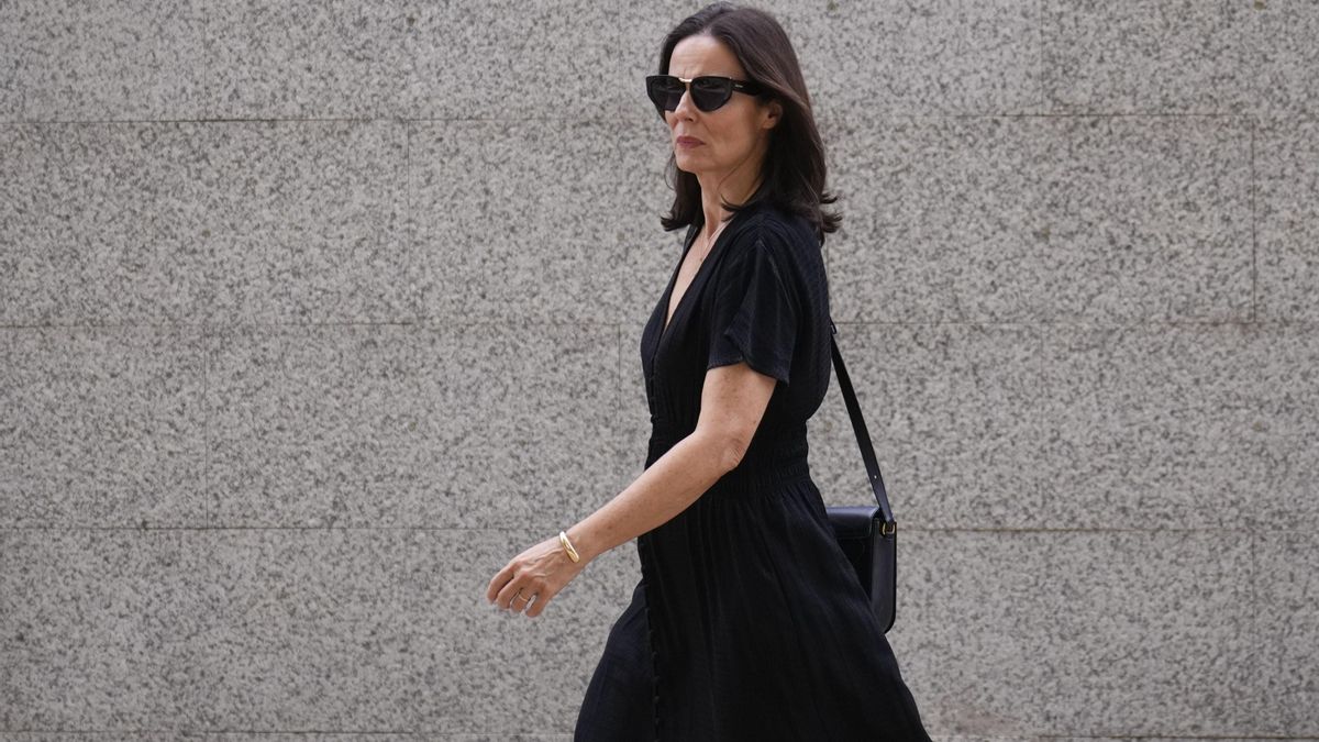 La actriz Aitana Sánchez Gijón a su llegada al tanatorio de San Isidro donde se encuentra instalada la capilla ardiente del escritor, guionista y director de cine español Gonzalo Suárez.