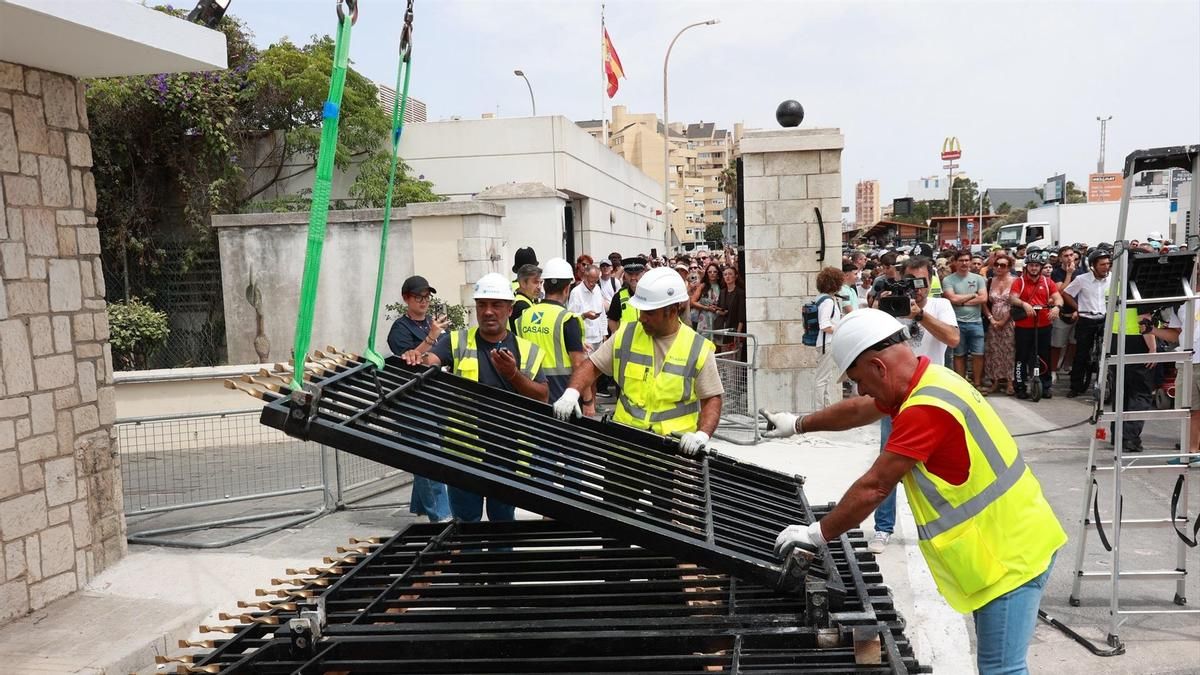 Operarios trabajando este miércoles en la retirada de la Verja de Gibraltar.