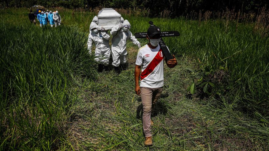 Entierro de un líder indígena, víctima de Covid-19.