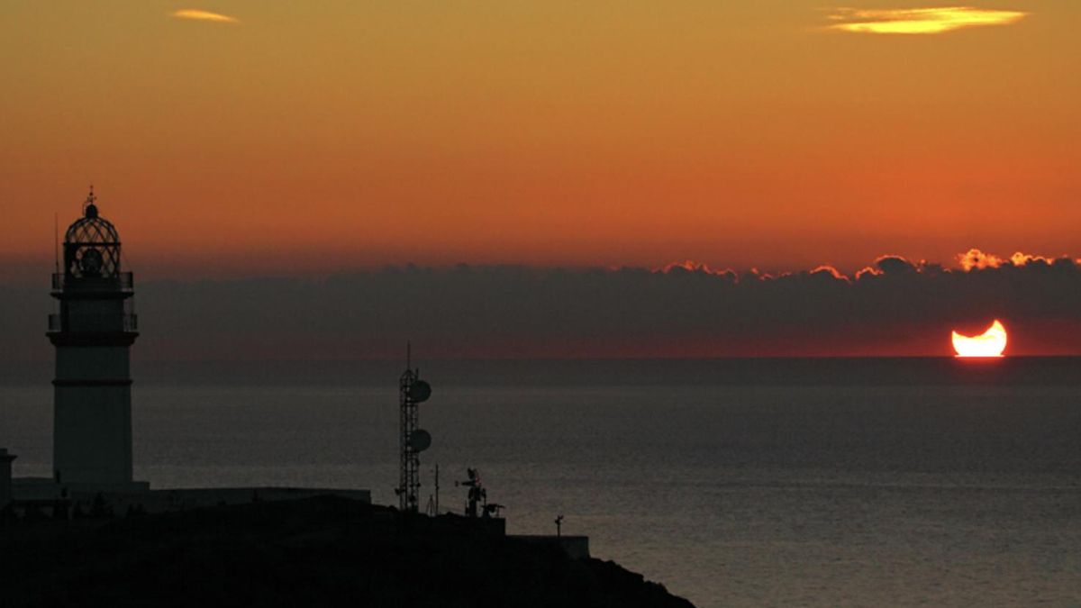 La potencia de su señal sigue siendo una guía fundamental para los barcos que se dirigen con carga hacia el puerto de Motril