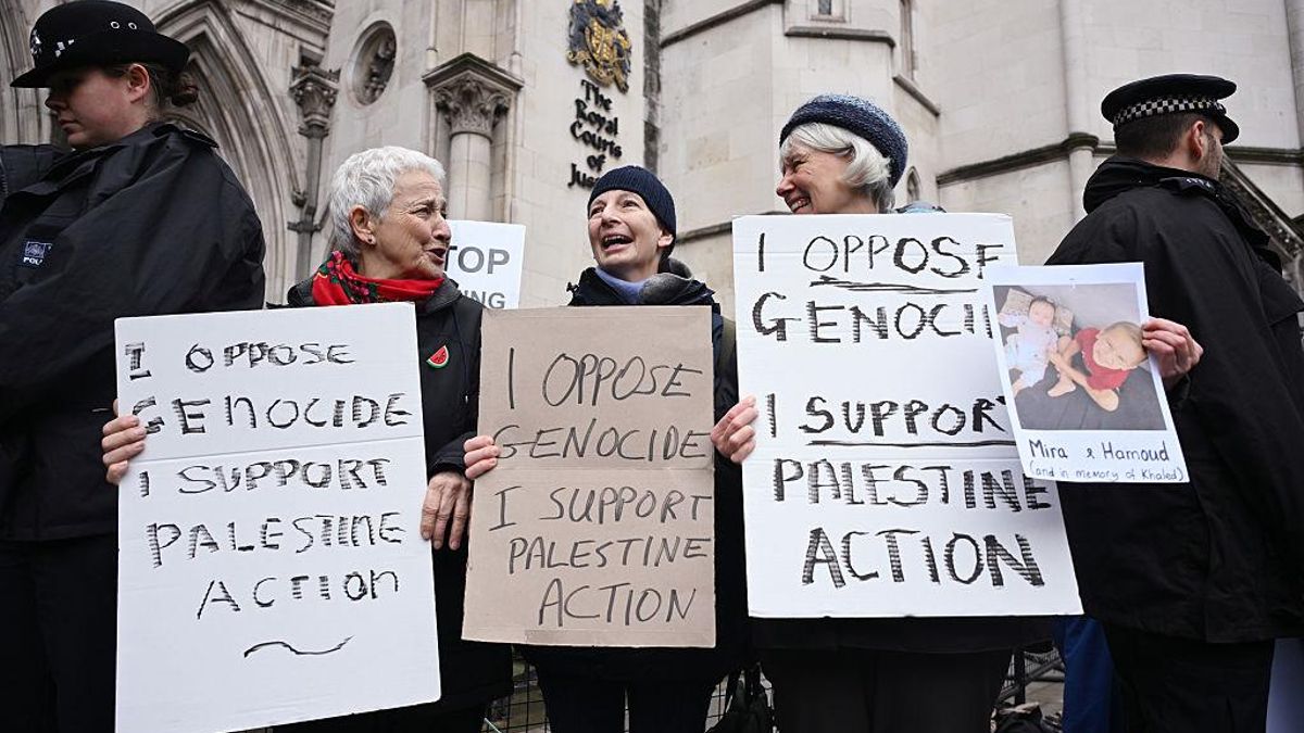 Activistas se concentran delante del Alto Tribunal en Londres para apoyar a Palestine Action, este viernes.