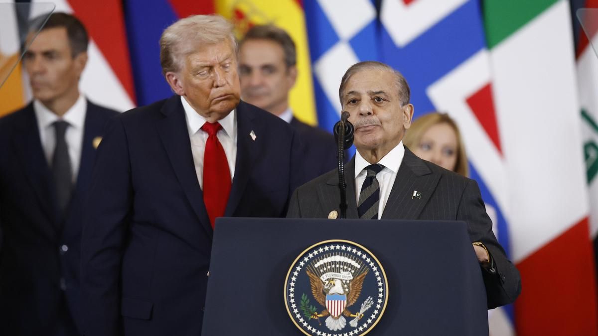 El primer ministro paquistaní, Shehbaz Sharif (d), junto al presidente de EEUU, Donald Trump, en una cumbre internacional en 2025.