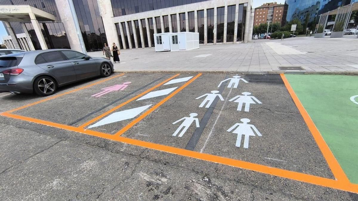 Las nuevas plazas de la ORA "con perspectiva de género" en el aparcamiento de la Junta, junto al intercambiador de bus.