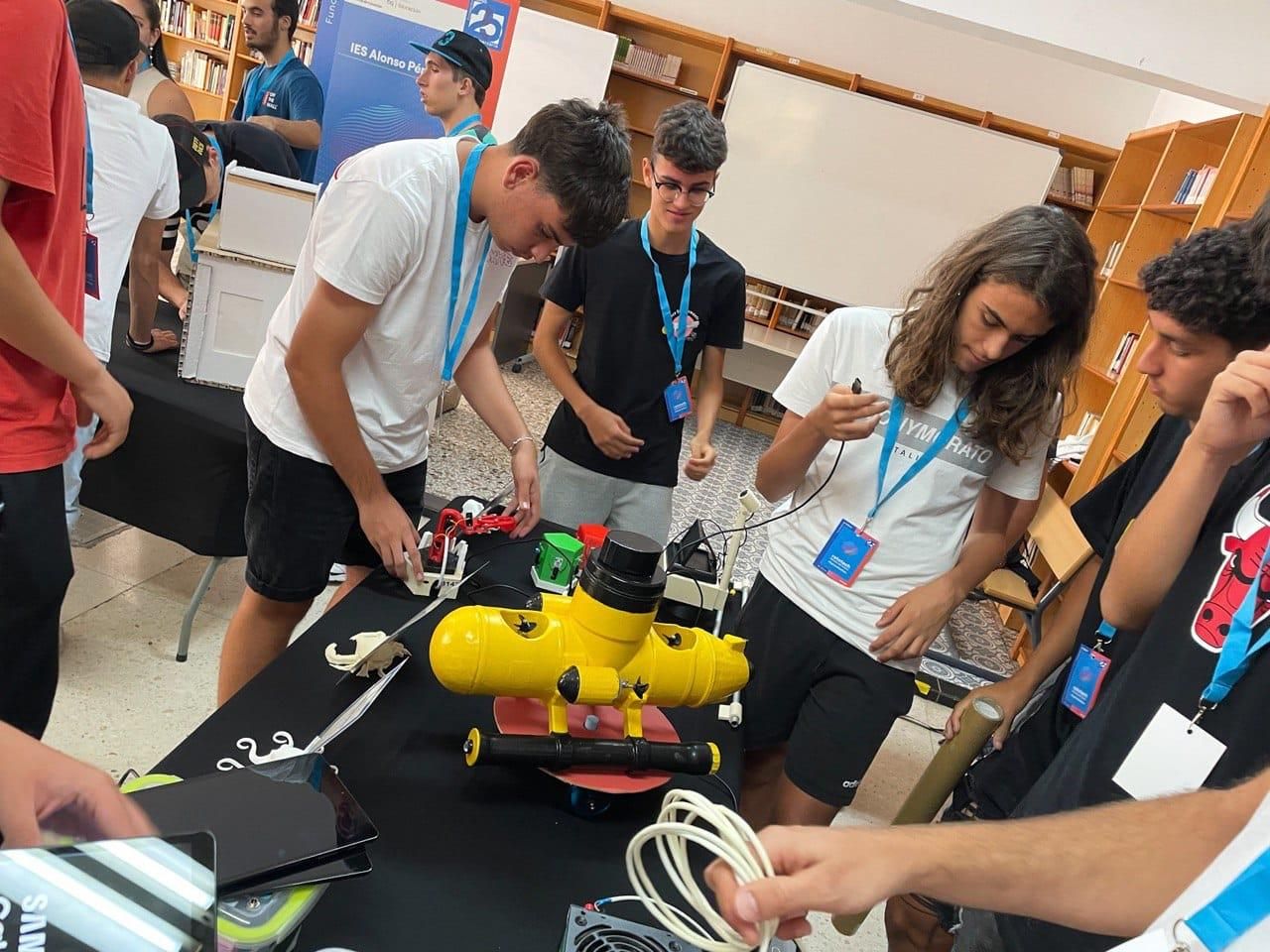 Varios alumnos canarios preparan su proyecto momentos antes de iniciarse el Festival de la pasada edición.