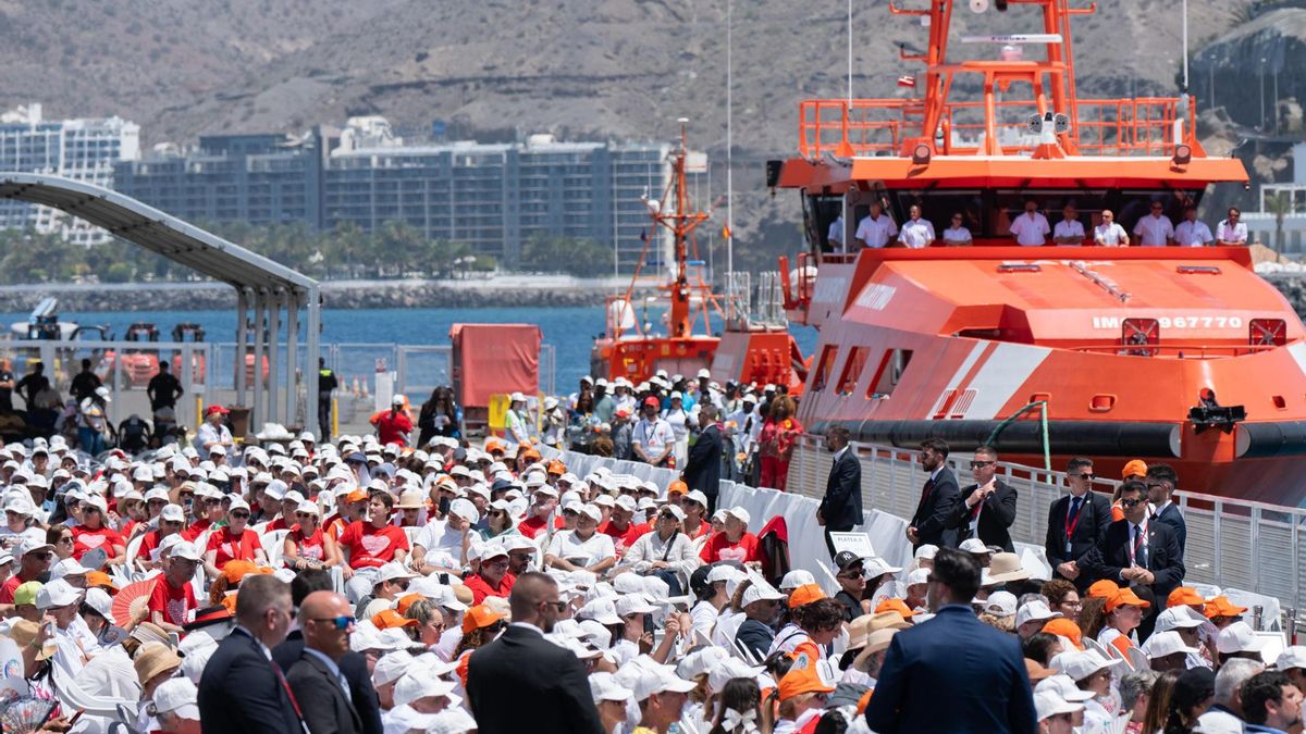 Cientos de personas esperan para su encuentro con el Papa en el muelle de Arguineguín.