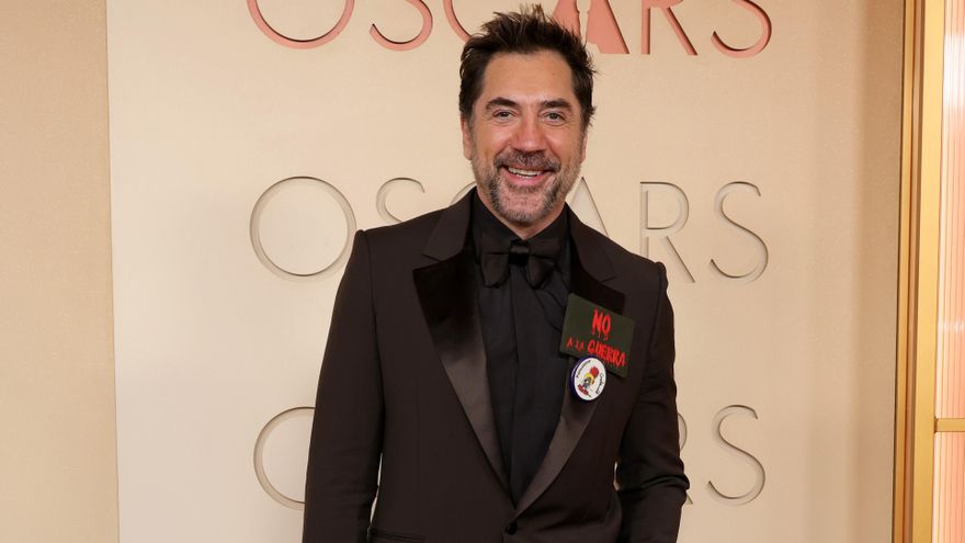 Javier Bardem aparece con la mítica insignia del 'No a la guerra' en la alfombra roja de los Oscar