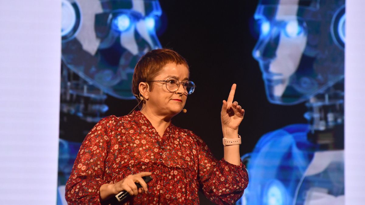 Macarena Estévez, especialista en IA: "El desarrollo tecnológico nos ha superado y hay que parar para reflexionar"