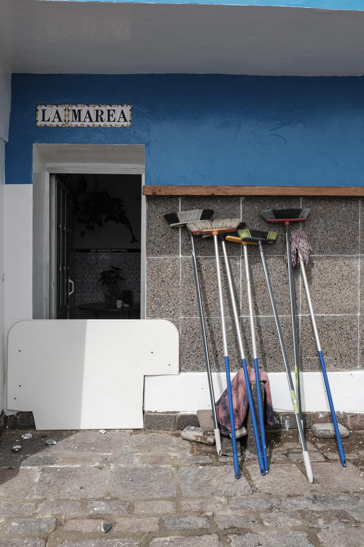 Vecinos, limpiando los desperfectos del mar en el barrio marinero de San Cristóbal.
