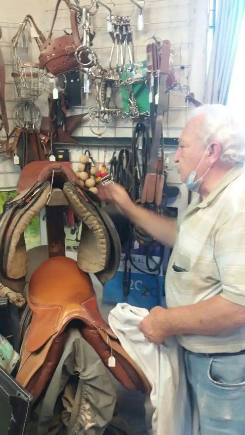 Fernando García, guarnicionero en la calle Molina (Valdeacederas)