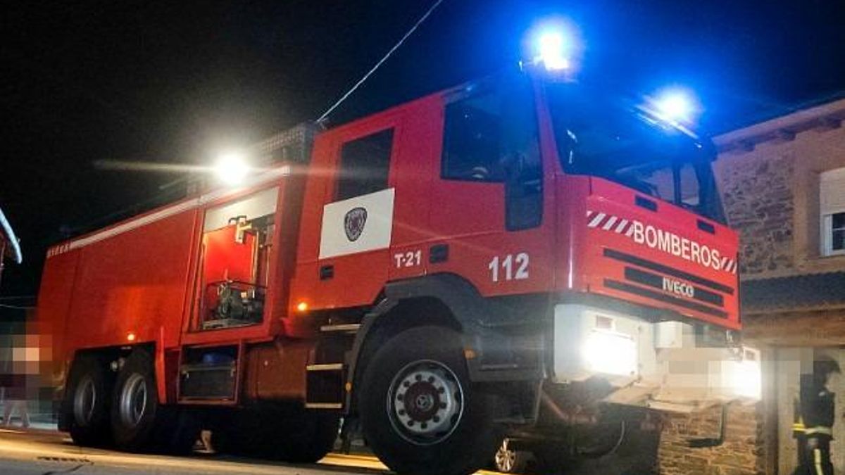 Actuación nocturna de los bomberos, imagen de archivo.