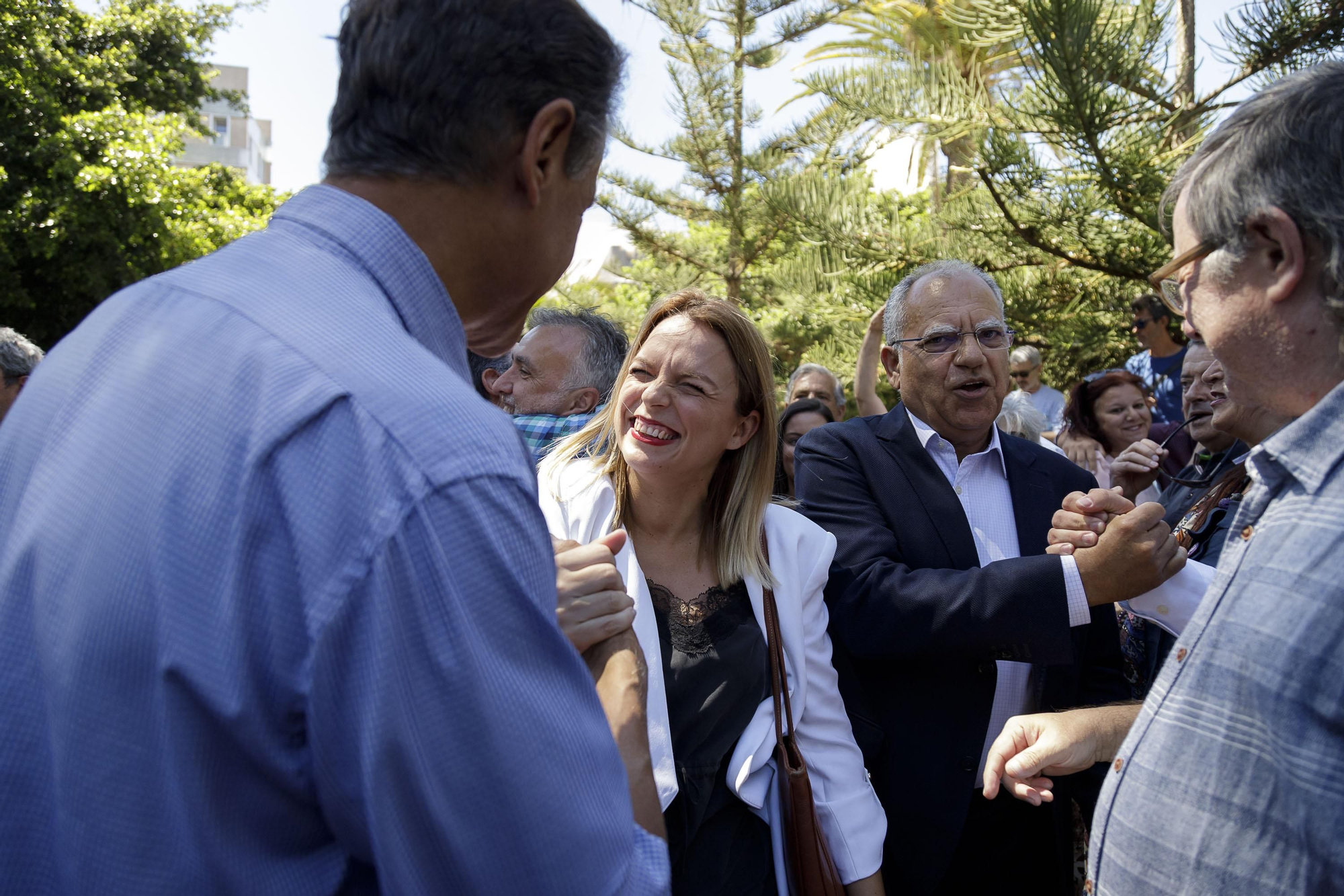 Noemí Santana, la candidata de Sí Podemos a la presidencia del Gobierno de Canarias, saluda a Juan Fernando López Aguilar, de espalda