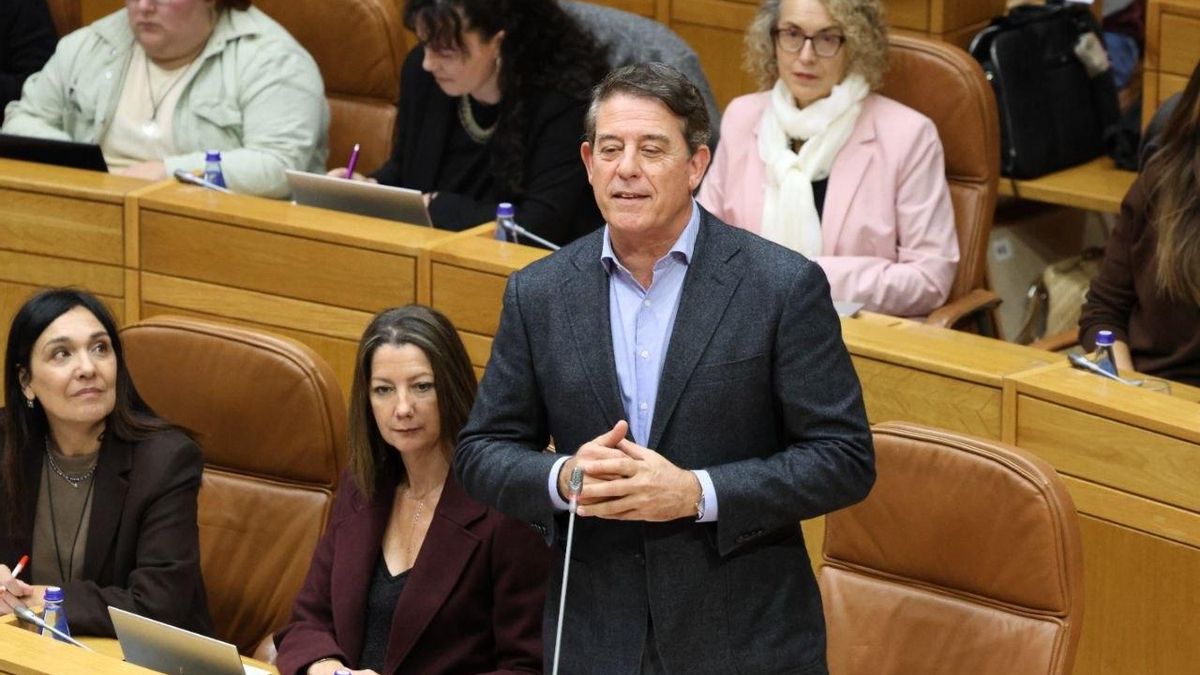El secretario general de los socialistas gallegos, José Ramón Gómez Besteiro, durante la sesión de control parlamentario al presidente de la Xunta este 21 de octubre