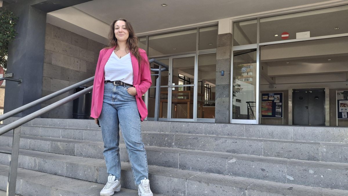 La investigadora Rocío Jiménez Díaz, en la escalinata de la Facultad de Humanidades de la ULPGC.
