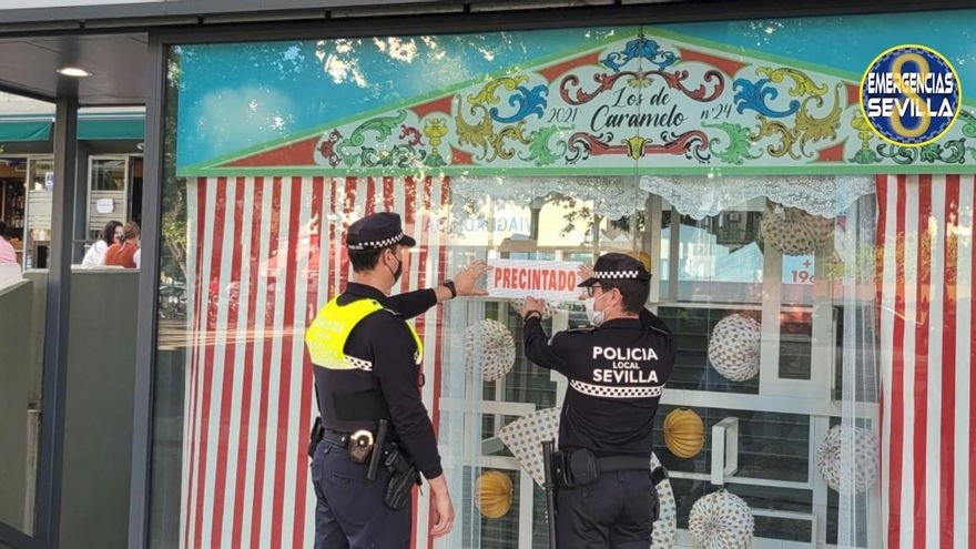 Agentes de la Policía Local precintan el establecimiento en el que se vendía alcohol a menores.