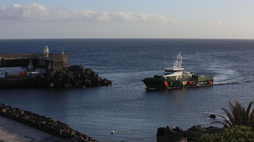El mar de El Hierro solo devuelve silencio tras otra jornada de búsqueda de los restos del naufragio