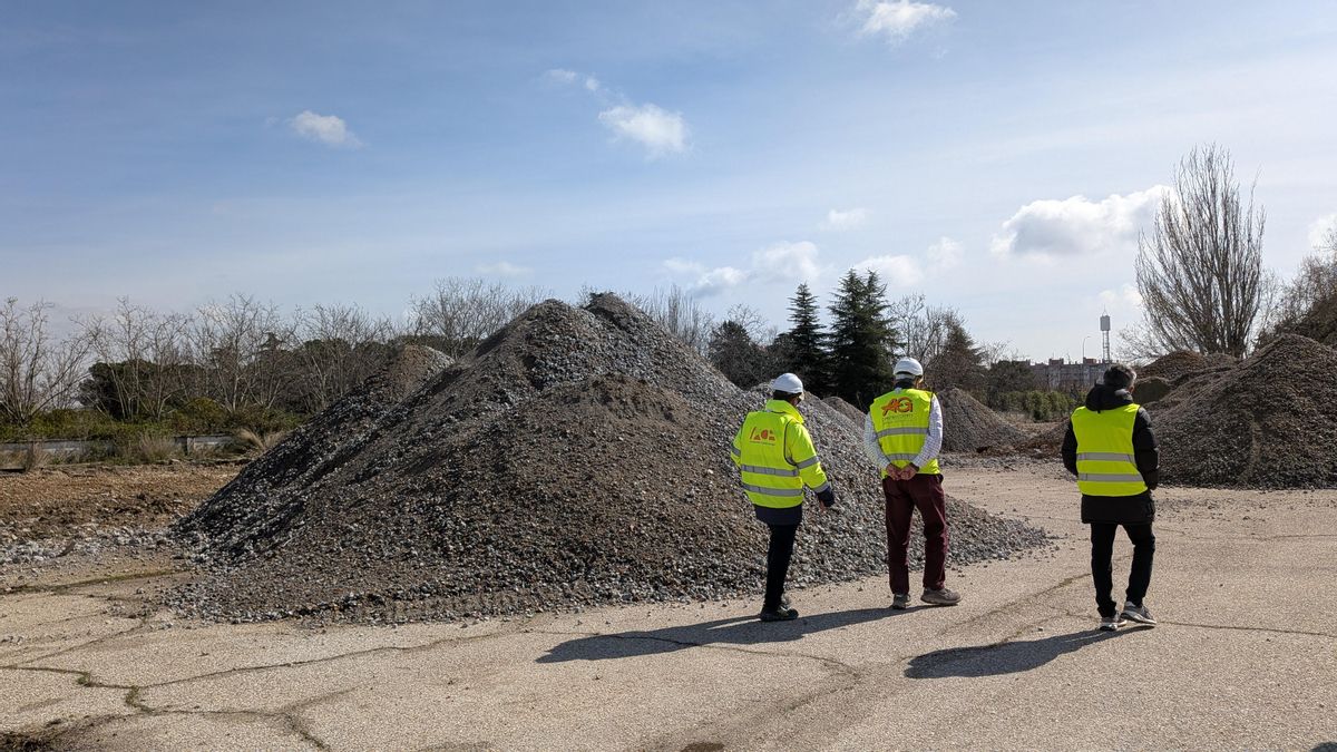 Restos de naves para almacenaje de tanques, ahora convertidas en zahorra