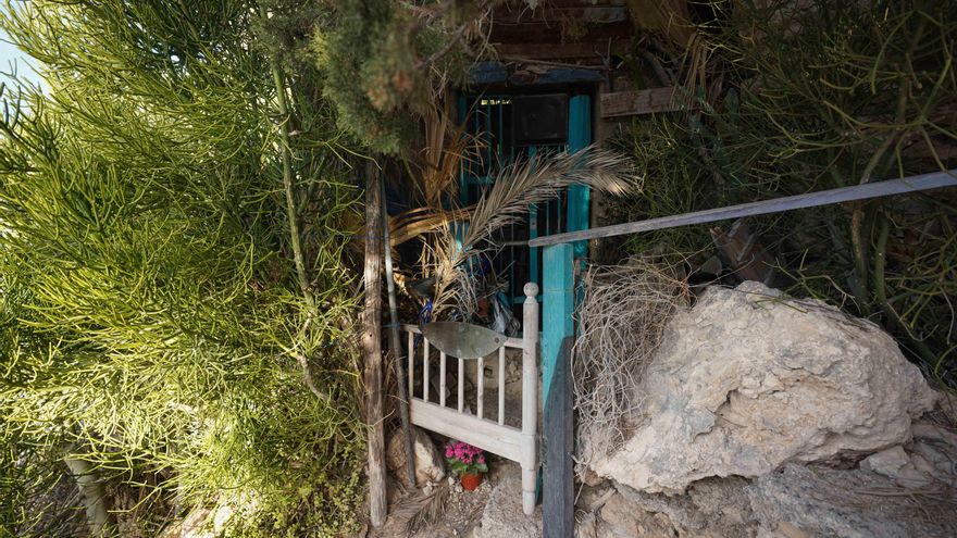 Dormir y morir en una cueva: los precios de la vivienda dejan sin hogar a centenares de personas en Ibiza