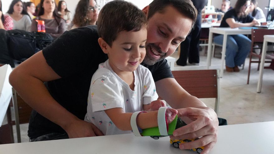 Mael, el niño gijonés de 3 años que sufrió la amputación de manos y pies por una infección, vuelve a ser 'autónomo'