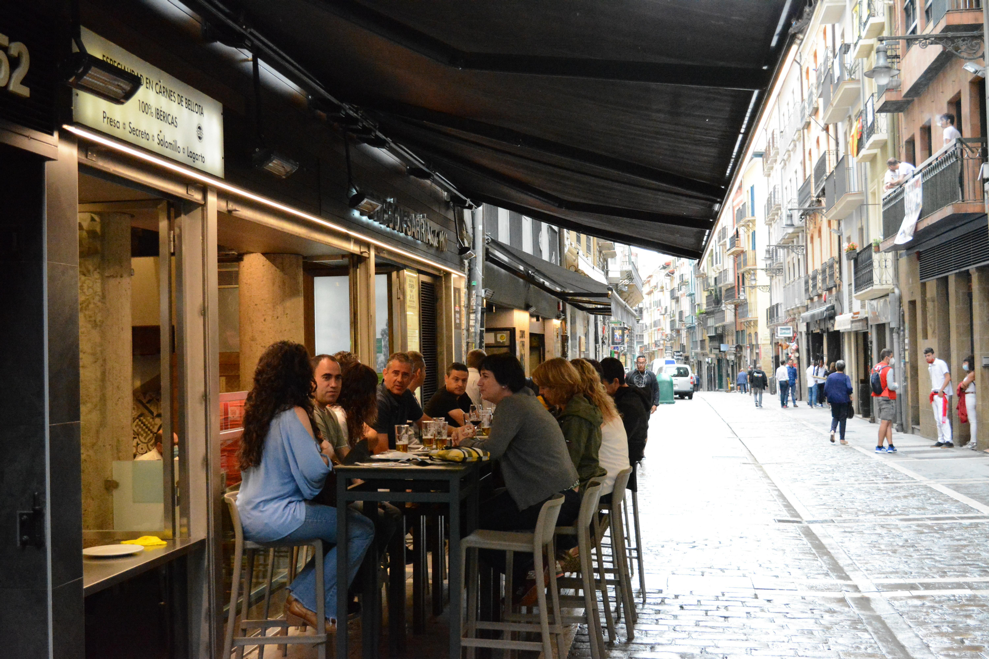 Un grupo de amigos celebrando un almuerzo en la calle Estafeta de Pamplona el 6 de julio de 2021