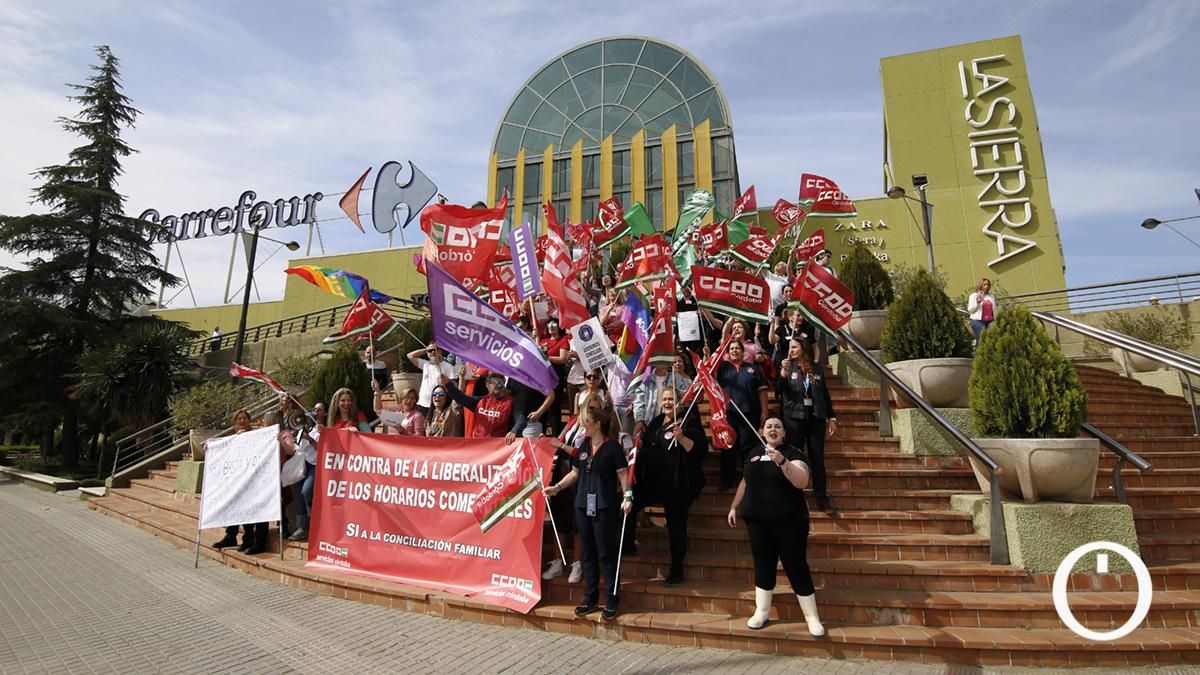 Protesta de trabajadores en de Carrefour La Sierra contra la apertura el Domingo de Ramos