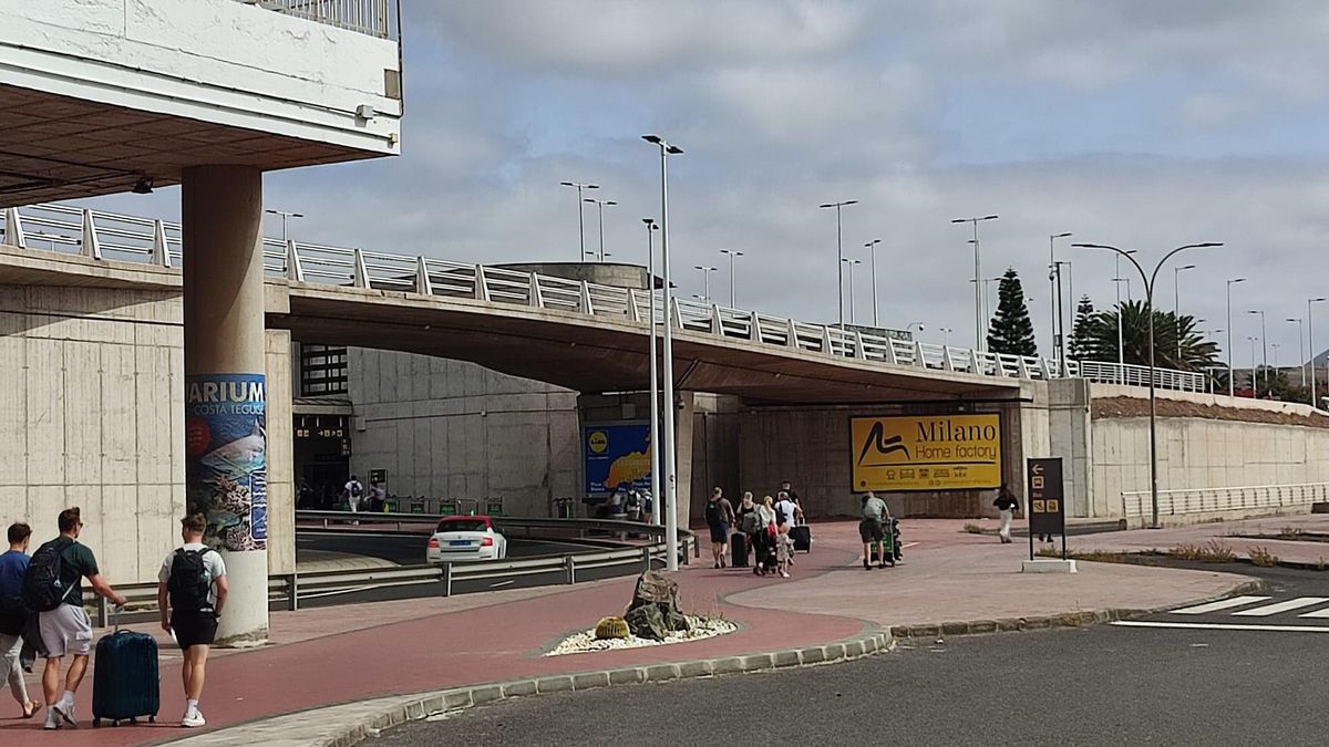 La Fundación César Manrique pide retirar los carteles publicitarios en el exterior del aeropuerto de Lanzarote