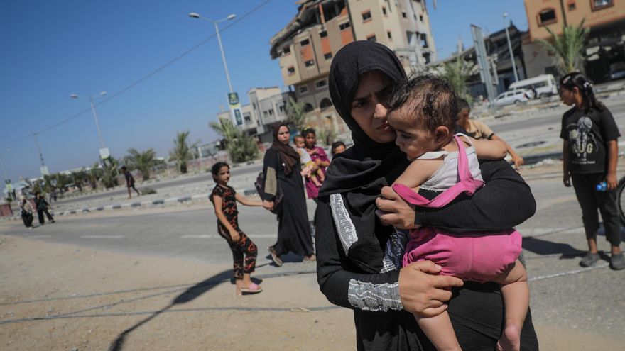 Familias palestinas caminan después de cruzar desde la ciudad de Gaza al sur de la Franja de Gaza durante una operación militar israelí en la ciudad de Gaza, el 11 de julio de 2024. EFE/EPA/MOHAMMED SABLE