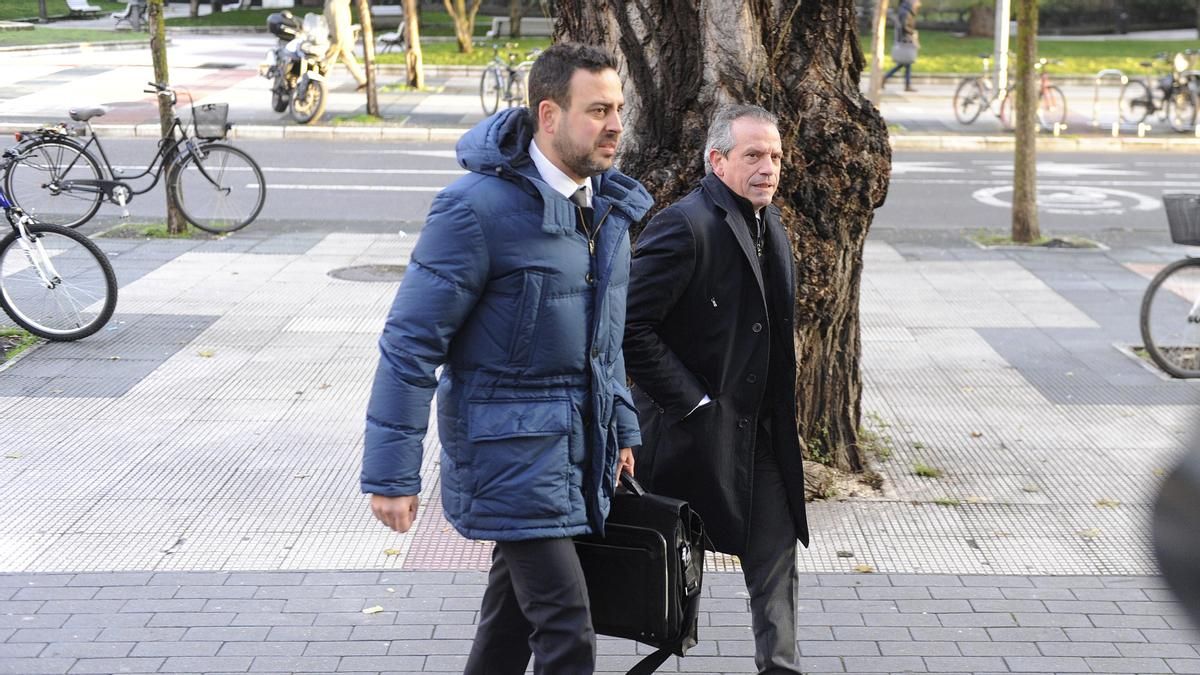 Alfonso Arriola, con su letrado, durante el juicio del 'caso De Miguel'