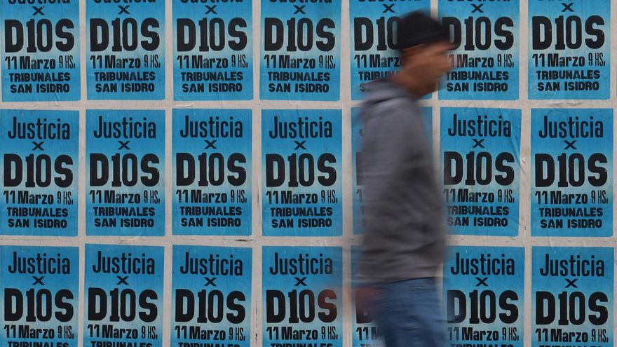 "Tenía la panza hinchada" y "el abdomen a punto de explotar": declararon los policías que llegaron a la casa de Maradona