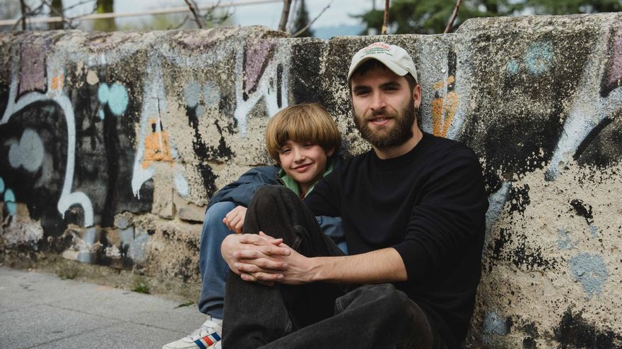 Ricardo Gómez debuta como director con 'Una familia', un viaje a sus recuerdos de la infancia y un homenaje a las madres